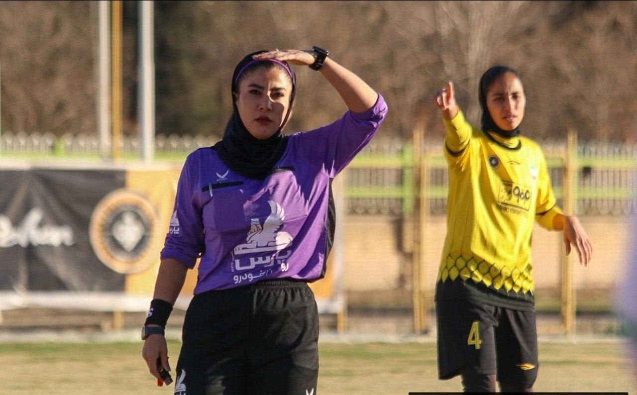 عکس| برگزاری لیگ فوتبال زنان در شرایط خاص!