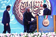 عکس| خوش و بش رئیس جمهور با کودک باستانی‌کار!