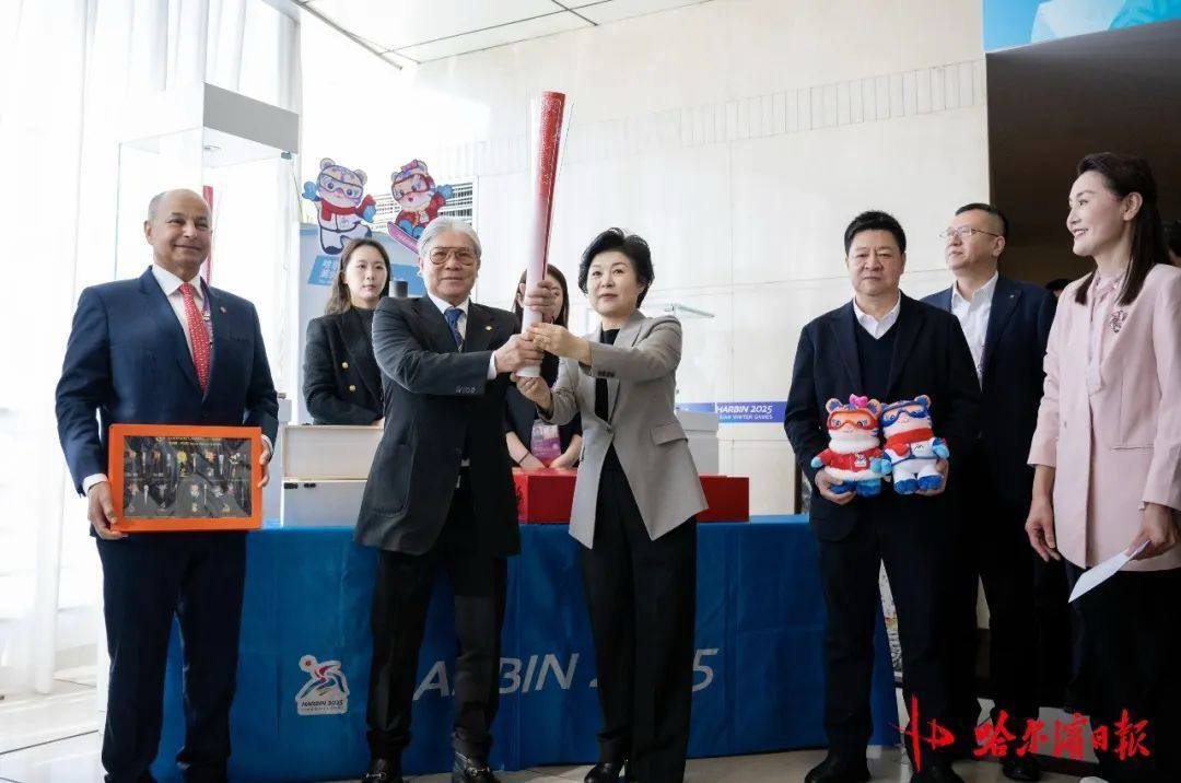 مراسم تبادل مشعل شورای المپیک آسیا و کمیته برگزاری بازیهای زمستانی آسیایی مراسم تبادل مشعل شورای المپیک آسیا و کمیته برگزاری بازیهای زمستانی آسیایی