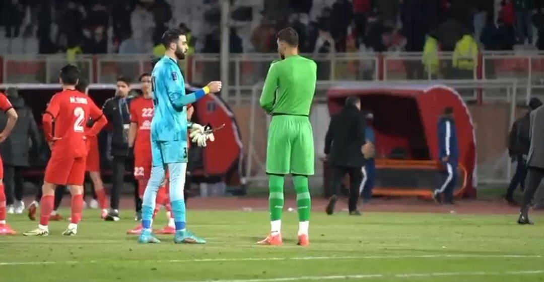 عکس| هدیه ویژه بیرانوند به دروازهبان بحرینی عکس| هدیه ویژه بیرانوند به دروازهبان بحرینی