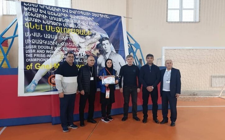 عکس| قضاوت داور زن کشتی ایران در رقابت های زنان ارمنستان عکس| قضاوت داور زن کشتی ایران در رقابت های زنان ارمنستان