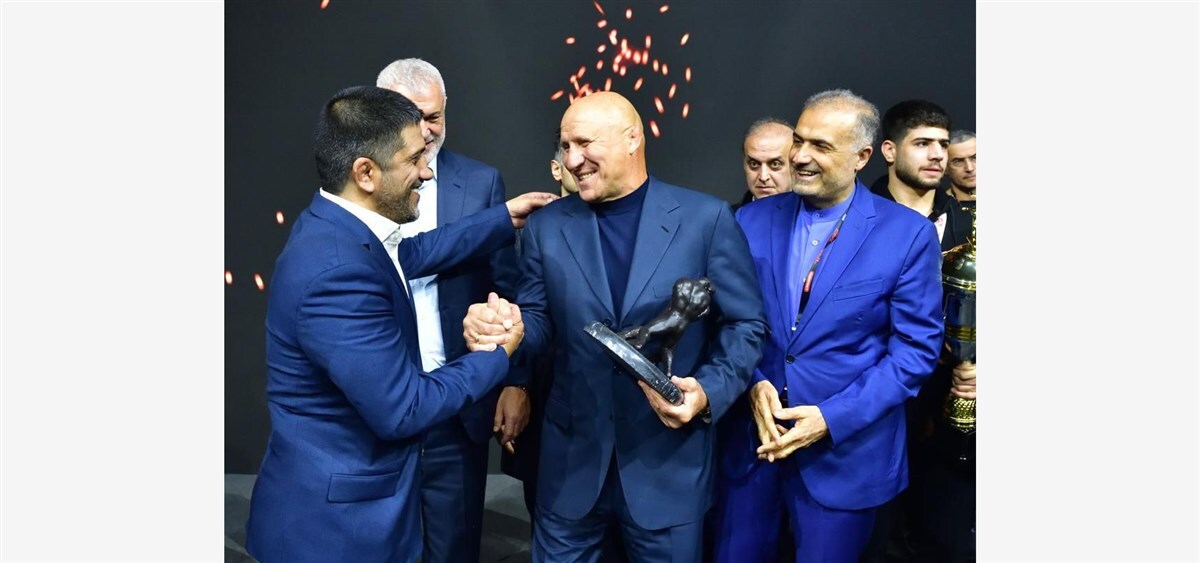 عکس| هدیه کشتی ایران به رئیس فدراسیون روسیه