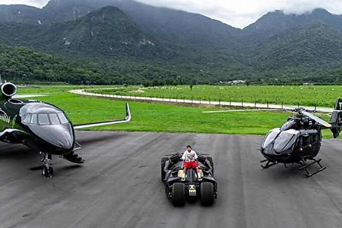 خودنمایی نیمار با ماشین «بتمن»!