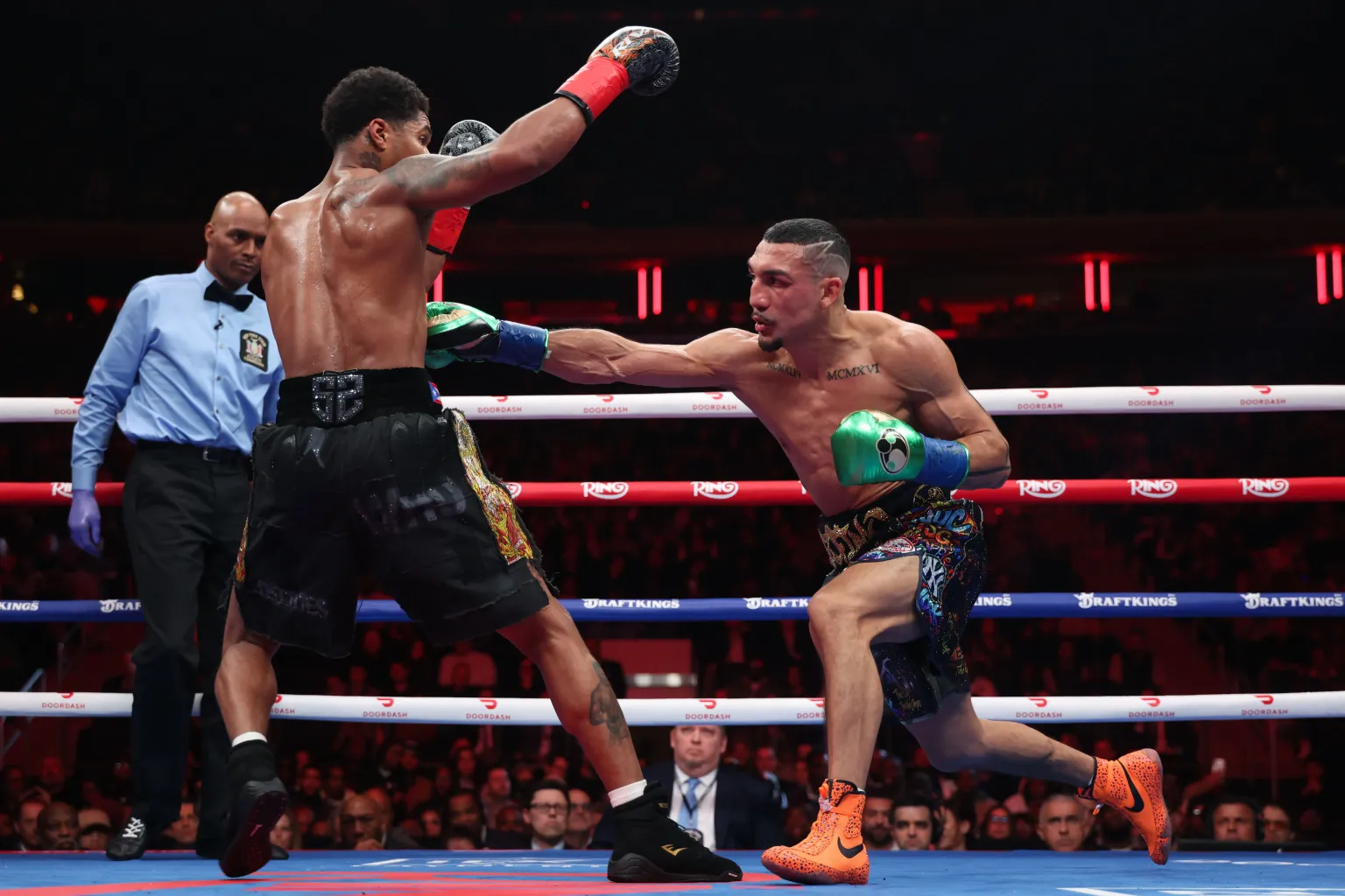 شاکور استیونسن، قهرمان ۴ وزن بوکس جهان شد شاکور استیونسن، قهرمان ۴ وزن بوکس جهان شد