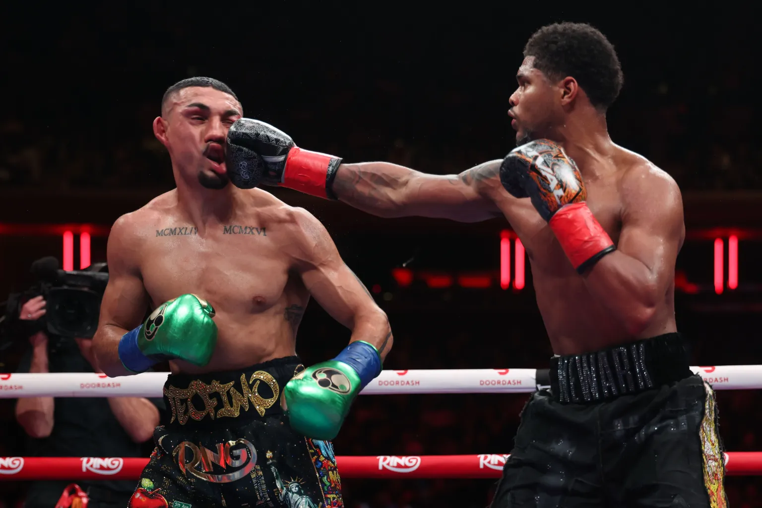 شاکور استیونسن، قهرمان ۴ وزن بوکس جهان شد شاکور استیونسن، قهرمان ۴ وزن بوکس جهان شد