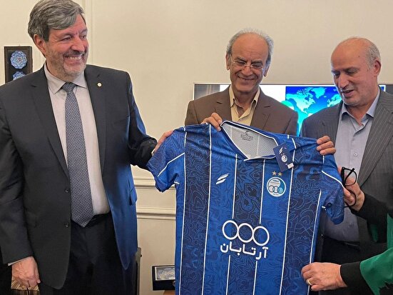 میزبانی سفارت اروگوئه از مدیران فدراسیون فوتبال و نمایندگان استقلال