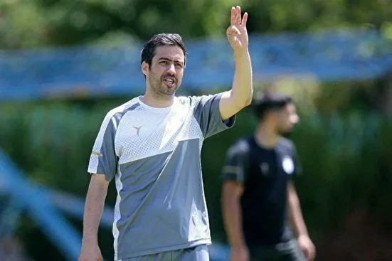 خسرو قهر کرد و به تمرین استقلال نرفت!