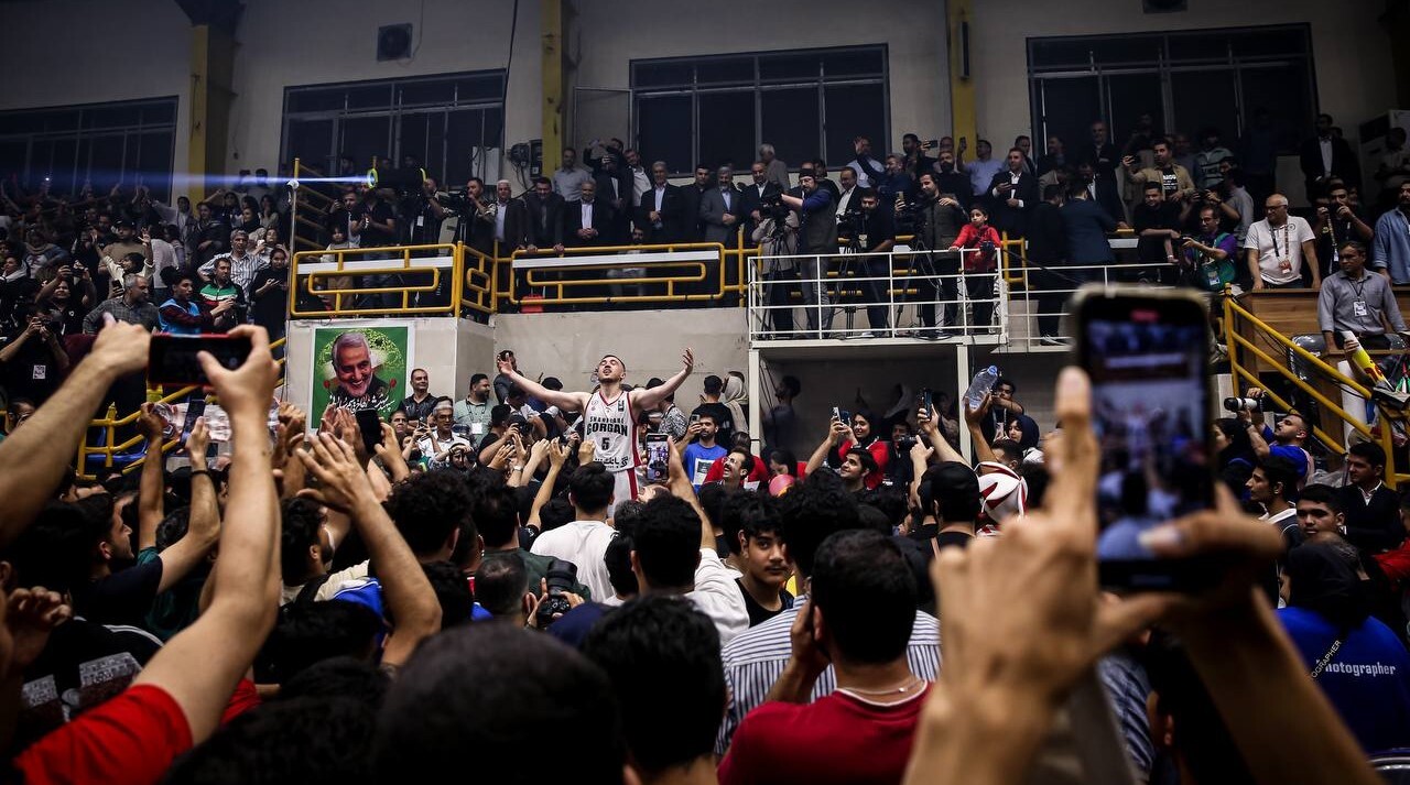 عکس| قهرمانی در دل جمعیت! عکس| قهرمانی در دل جمعیت!