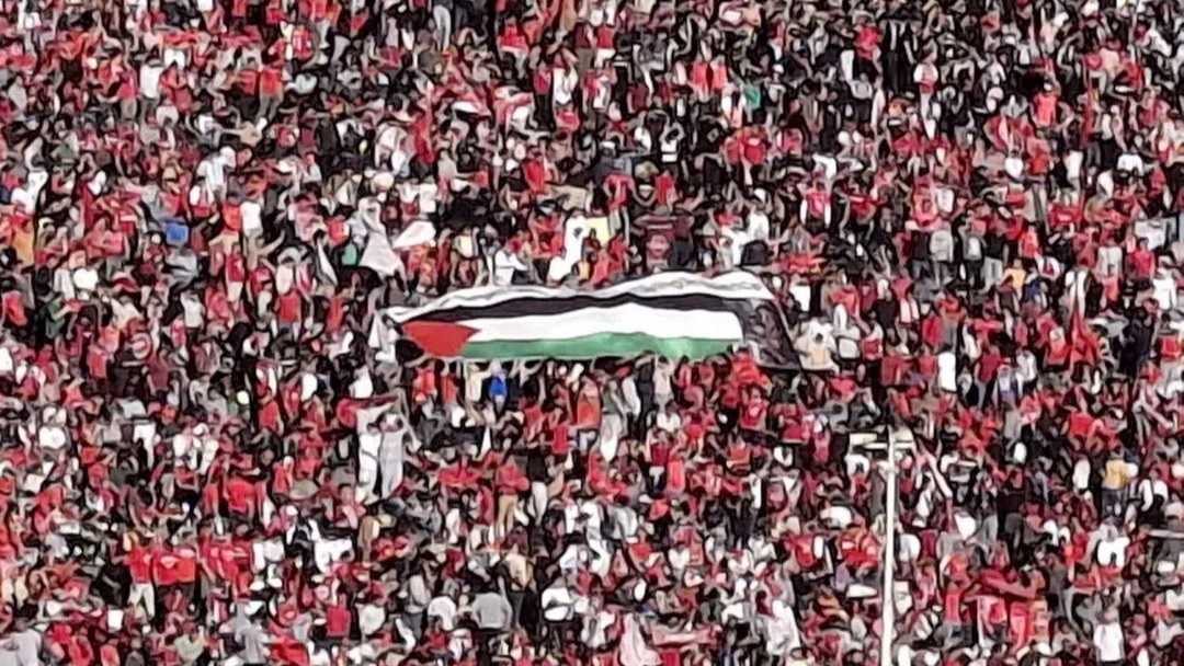 عکس| پرچم فلسطین در دست هواداران تراکتور در جشن قهرمانی عکس| پرچم فلسطین در دست هواداران تراکتور در جشن قهرمانی