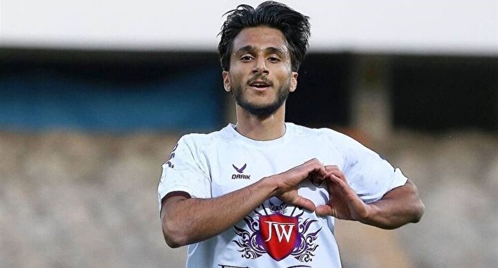دوئل در حاشیه خط؛ پرسپولیس و استقلال بر سر صادقی شاخ به شاخ شدند