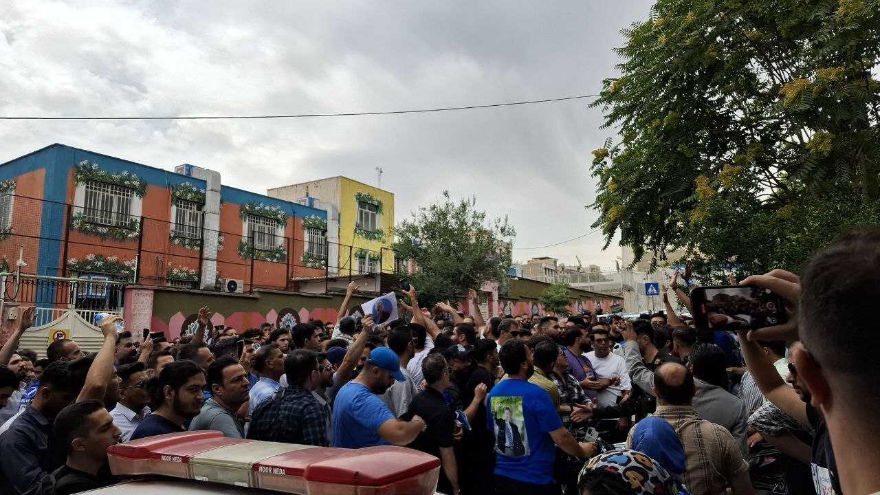 اعتراض هواداران استقلال به شرایط نابسامان نقل‌وانتقالاتی آبی‌ها + عکس