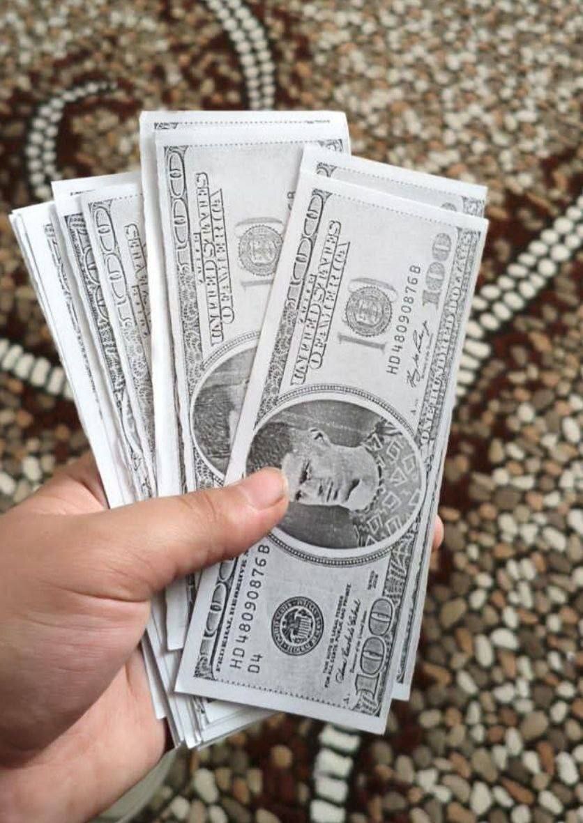 دلارپاشی روی پیام نیازمند در نقش‌جهان