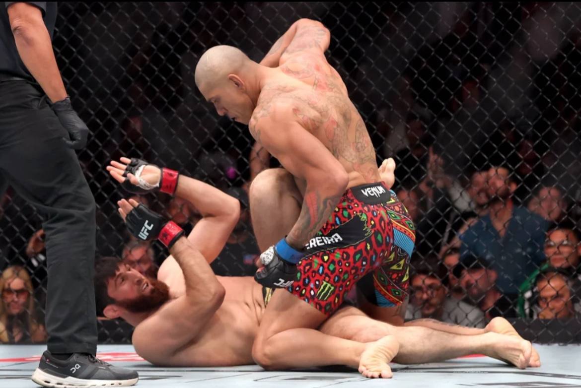 الکس پریرا با ناکاوت برقآسا، کمربند نیمهسنگینوزن UFC را پس گرفت! الکس پریرا با ناکاوت برقآسا، کمربند نیمهسنگینوزن UFC را پس گرفت!