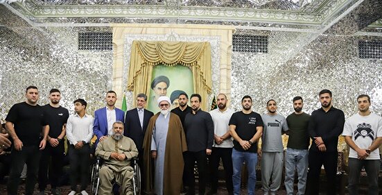 اهدای مدال عموزاد و محمدنژاد جوان به موزه آستان قدس