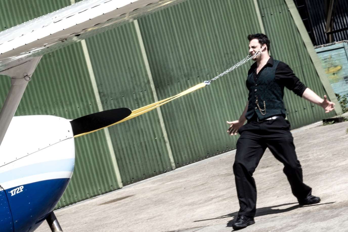 مردی که با گوش‌هایش هواپیما می‌کشد!