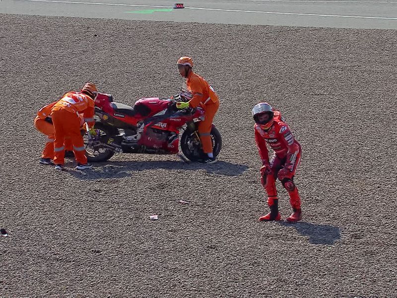 شوک به دنیای موتورسیکلتسواری؛ مارکز با شکستگی شانه از مسابقات موتو جیپی کنار رفت+ عکس شوک به دنیای موتورسیکلتسواری؛ مارکز با شکستگی شانه از مسابقات موتو جیپی کنار رفت+ عکس