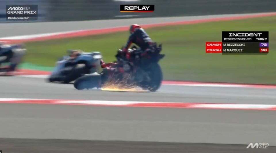 شوک به دنیای موتورسیکلتسواری؛ مارکز با شکستگی شانه از مسابقات موتو جیپی کنار رفت+ عکس شوک به دنیای موتورسیکلتسواری؛ مارکز با شکستگی شانه از مسابقات موتو جیپی کنار رفت+ عکس