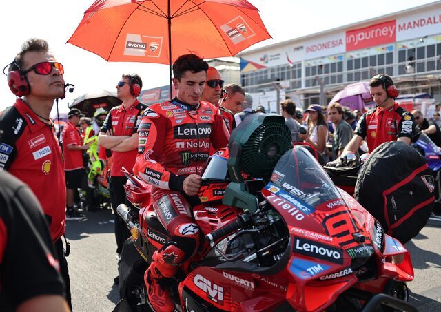 شوک به دنیای موتورسیکلتسواری؛ مارکز با شکستگی شانه از مسابقات موتو جیپی کنار رفت+ عکس شوک به دنیای موتورسیکلتسواری؛ مارکز با شکستگی شانه از مسابقات موتو جیپی کنار رفت+ عکس