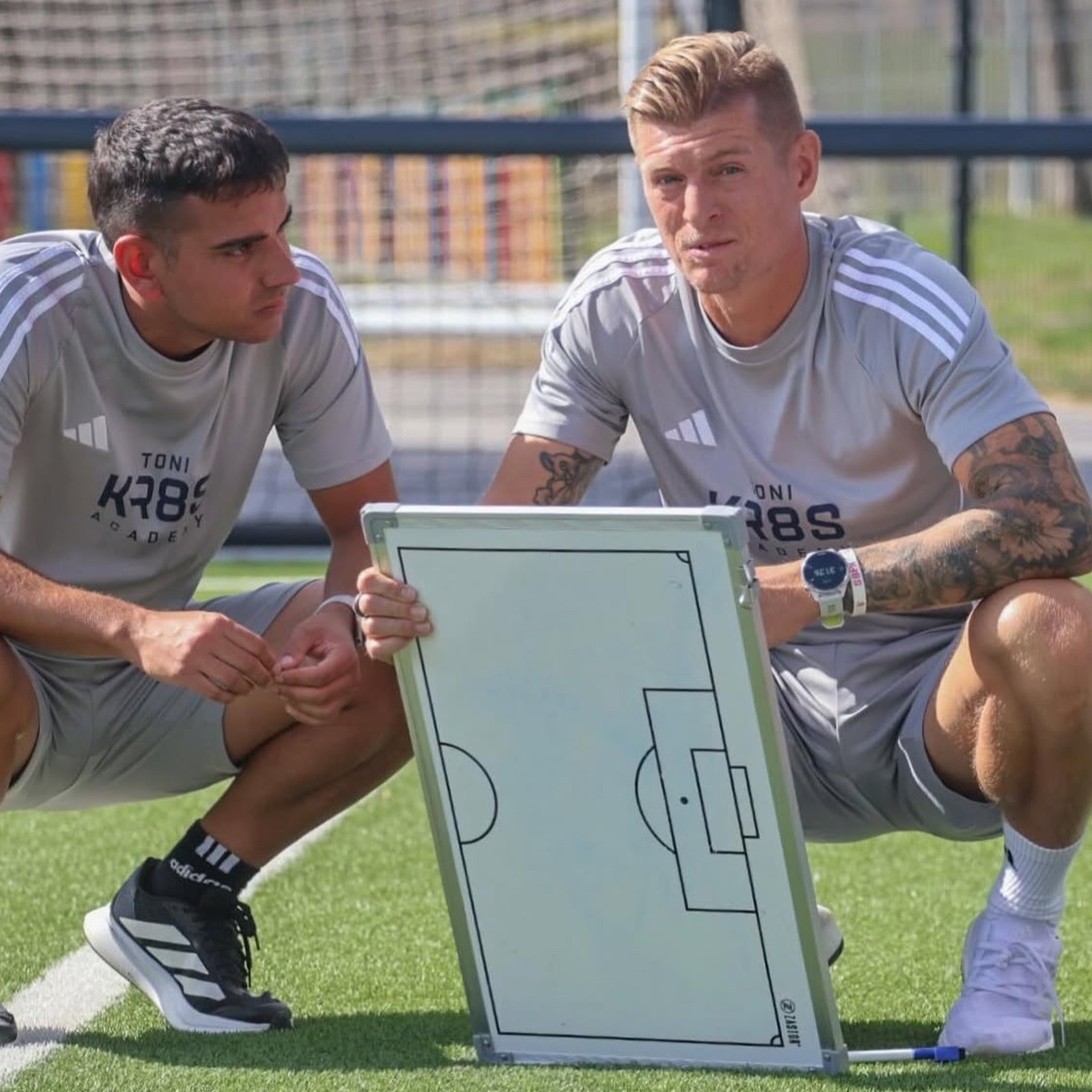 کروس خیلی زود به دنیای مربیگری روی آورد + عکس