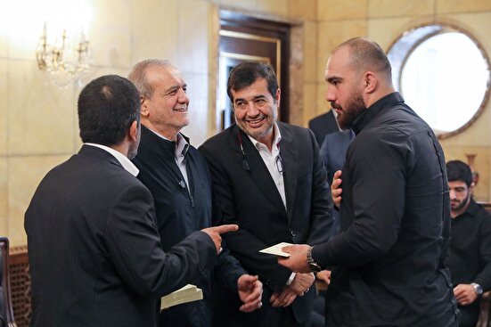 رییس جمهور در جمع قهرمانان جهان کشتی: تسلیم شدن در وجود ما نیست