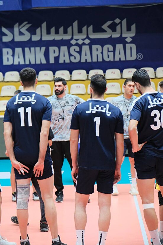 صفایی: با وجود شروع دیرهنگام، تیمی باانگیزه را راهی لیگ برتر والیبال می‌کنیم