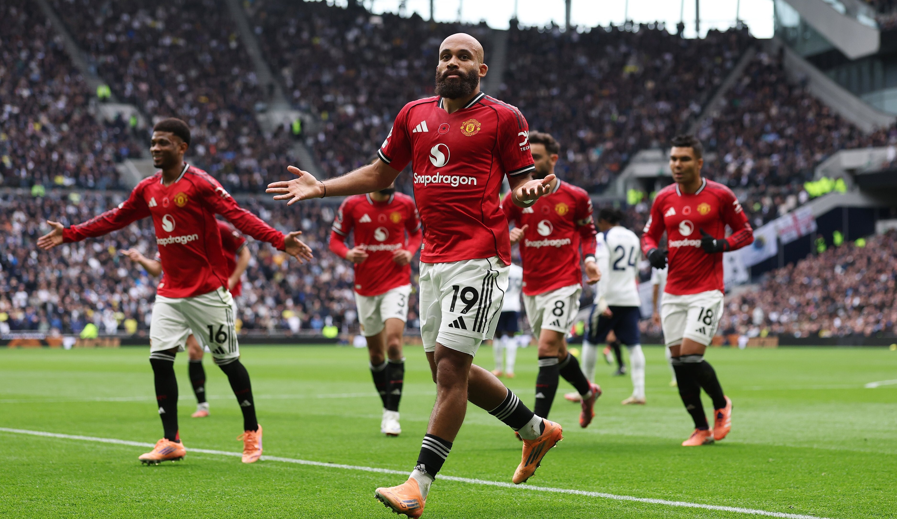 دلیخت فرشته نجات شیاطین سرخ شد/ تاتنهام همچنان در تعقیب شاگردان گواردیولا دلیخت فرشته نجات شیاطین سرخ شد/ تاتنهام همچنان در تعقیب شاگردان گواردیولا