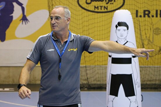 کاستیو: نبود لژیونرهای هندبال کارمان را سخت می‌کند؛ باید با دقت و انگیزه وارد میدان شویم