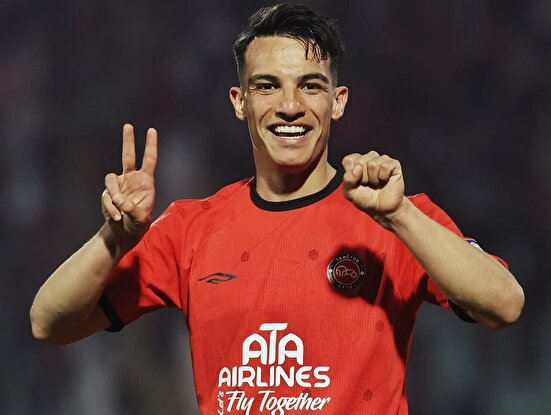 تی‌تی‌ها به کمتر از پنج گل راضی نیستند؛ طوفان تراکتور با هت‌تریک حسین‌زاده در سیرجان