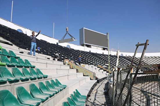آغاز عملیات نصب سکوهای بتنی ضلع شمالی ورزشگاه آزادی