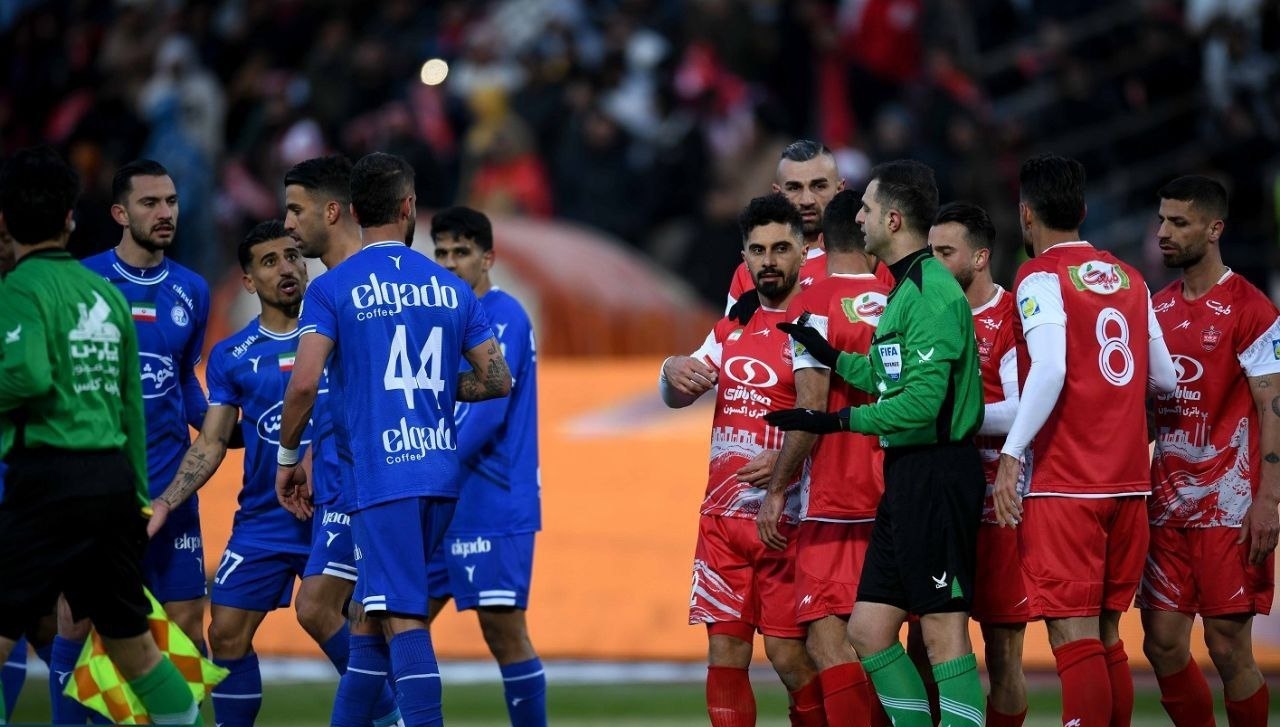 حاشیه‌های دربی ۱۰۶؛ سر دادن شعار و سنگ‌پرانی روی سکوی سرخابی‌ها+ فیلم