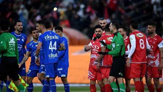 حاشیه‌های دربی ۱۰۶؛ سر دادن شعار و سنگ‌پرانی روی سکوی سرخابی‌ها+ فیلم