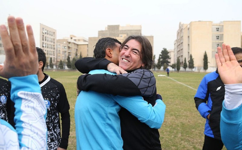 برخورد صمیمانه ساپینتو با مدافع تیم ملی+ عکس برخورد صمیمانه ساپینتو با مدافع تیم ملی+ عکس