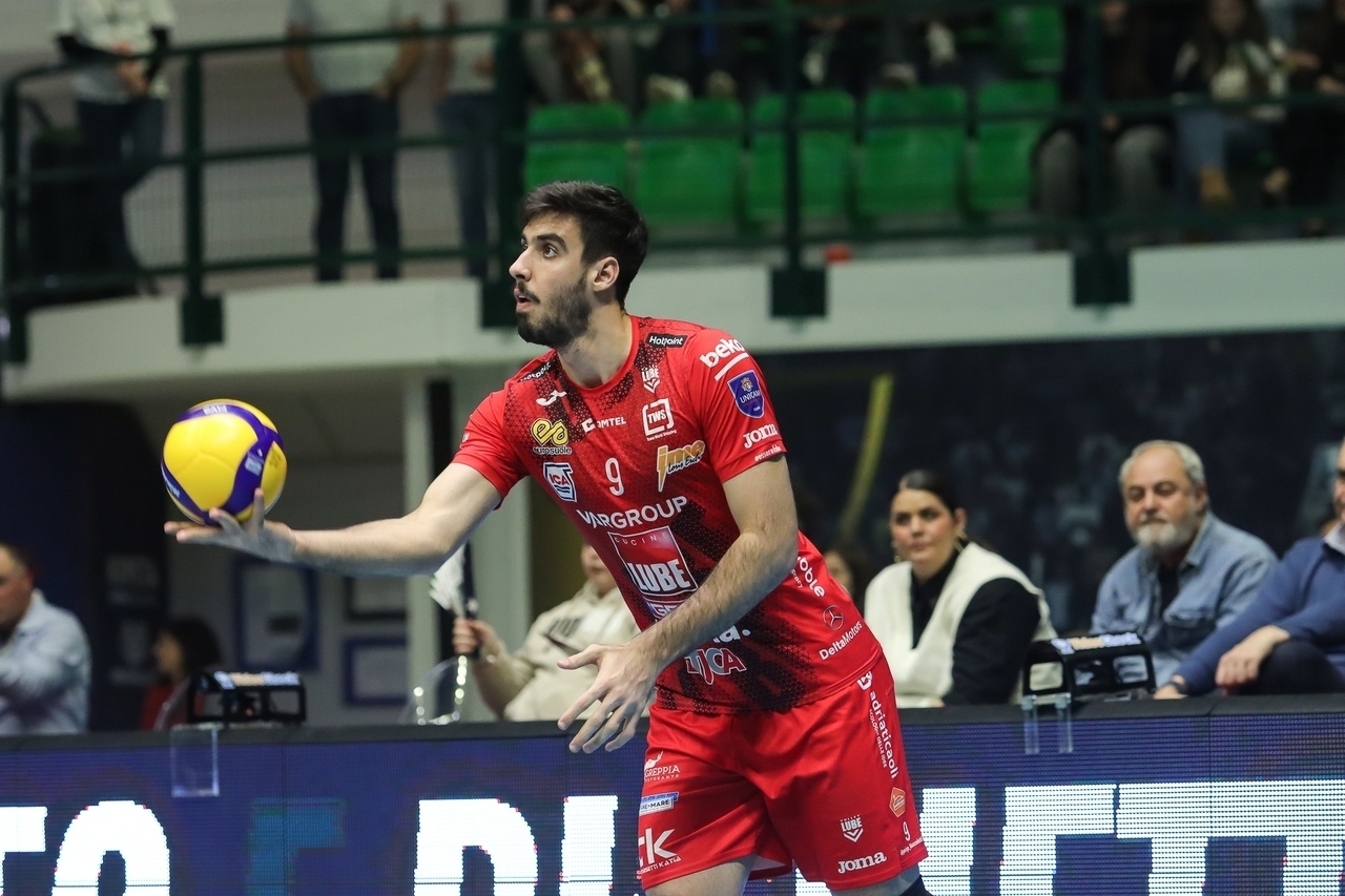 پشت‌پرده نیمکت‌نشینی عجیب پوریا خانزاده در لوبه؛ وعده‌هایی که عملی نشد!