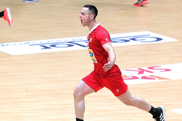 بی‌تعهدی مالی در باشگاه لیگ برتری؛ آثاری: هندبال بافق را ما بالا آوردیم و حالا حق‌مان را نمی‌دهند!