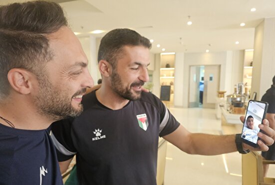 تماس سرمربی فوتبال نوجوانان ایران با بازیکن مصدوم فلسطین