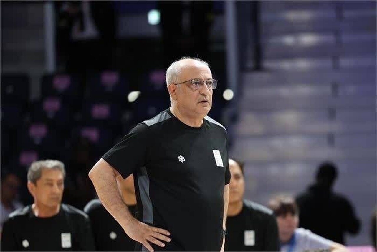 هادی رضایی مدیر تیم‌های ملی والیبال نشسته شد