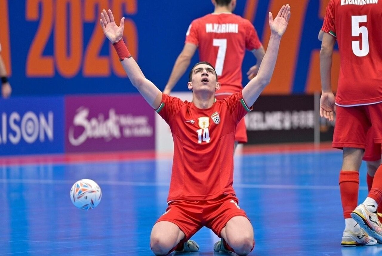 ستاره تیم ملی فوتسال: یک جان دارم، هزار بار فدای ایران/ کنار مردم هستیم