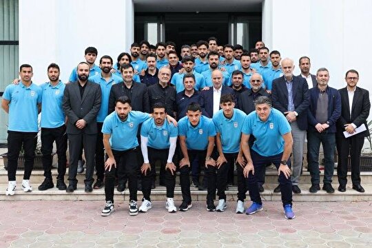 تیم ملی برای افتخارآفرینی در جام‌جهانی هم‌قسم است/ ملی‌پوشان سرود «ایران» را فریاد می‌زنند
