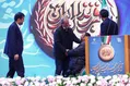 عکس| خوش و بش رئیس جمهور با کودک باستانی‌کار!