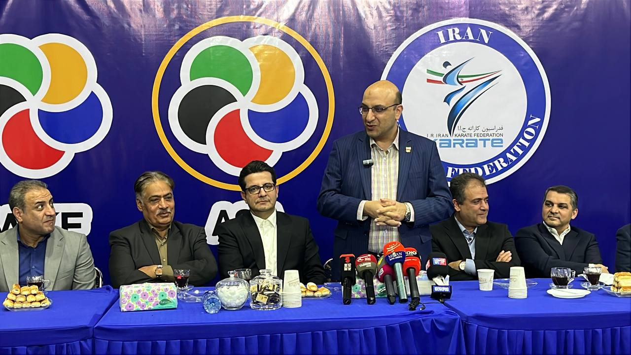 بازدید مسئولان سیاسی و ورزشی از تمرینات ملیپوشان کاراته بازدید مسئولان سیاسی و ورزشی از تمرینات ملیپوشان کاراته