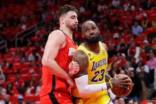NBA؛ لبرون ۴۱ ساله معجزه کرد، لیکرز در یک قدمی صعود!