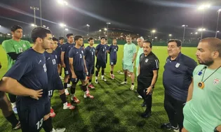 فریاد  برای ایران می‌جنگیم  در تمرین فوتبال نوجوانان پیش از بازی با تاجیکستان