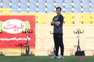 سرخ‌پوشان در رستوران به دنبال راضی کردن آقا کریم هستند