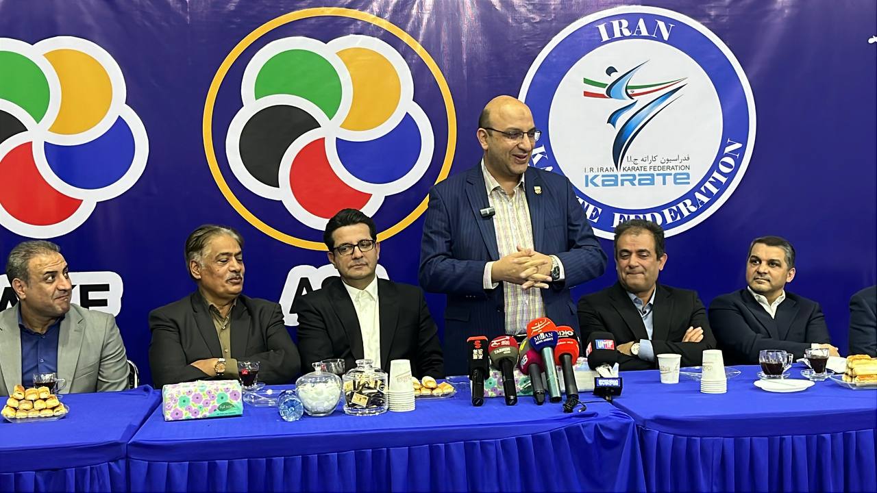 بازدید مسئولان سیاسی و ورزشی از تمرینات ملیپوشان کاراته بازدید مسئولان سیاسی و ورزشی از تمرینات ملیپوشان کاراته
